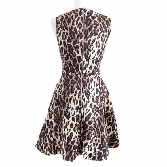 Karen MILLEN LEOPARD PRINT FIT & FLARE SLEEVELESS MIDI DRESS - 6 - Picture 3 of 9